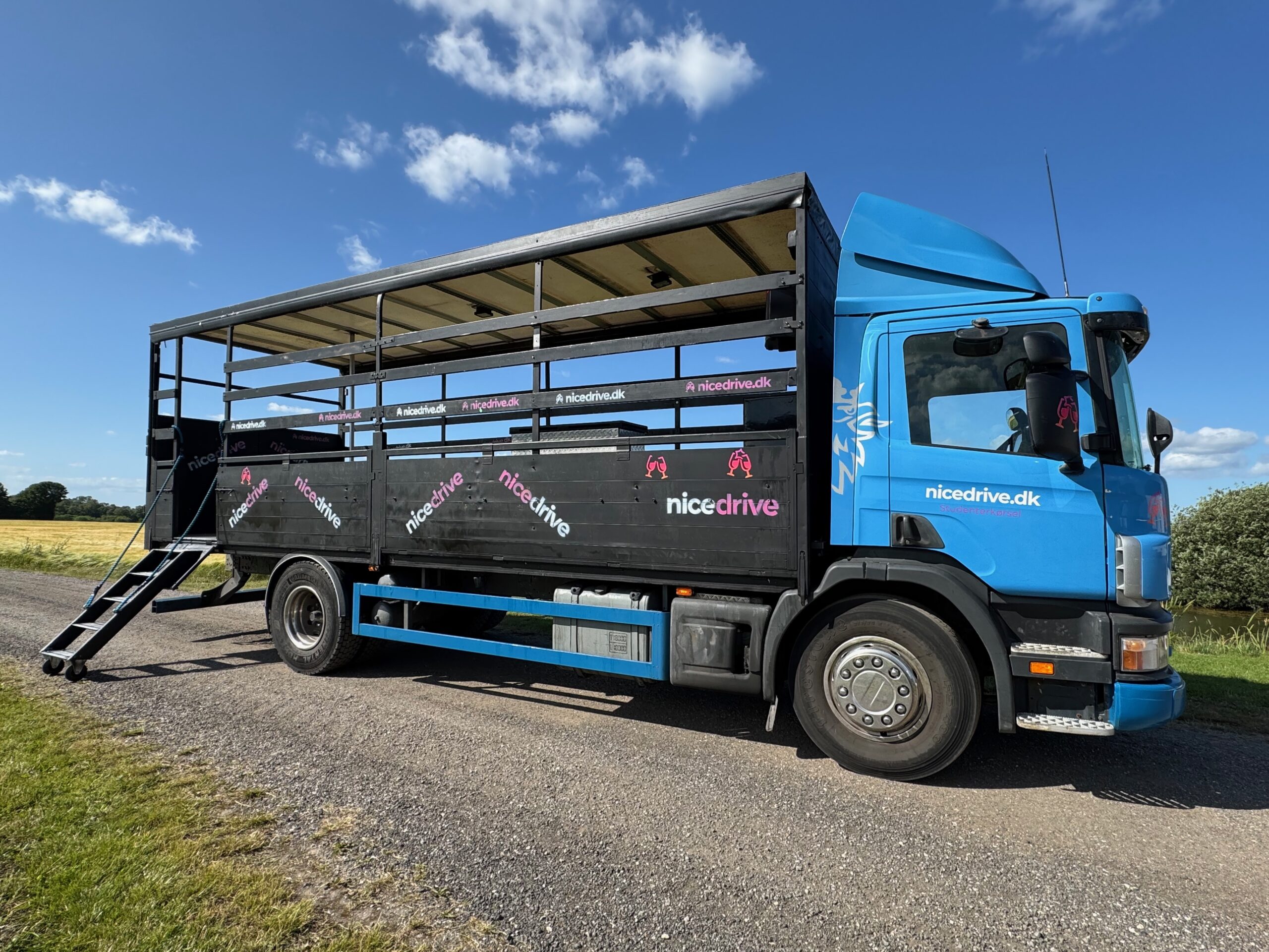 Studentervogn fra Nicedrive, model ‘Energizer’, klar til studenterkørsel til en billig pris, ideel til festlig transport af studenter på en solrig dag