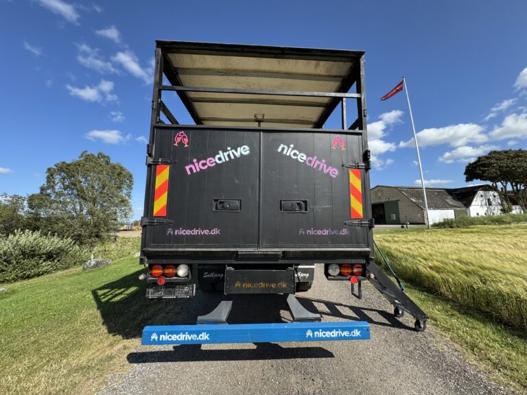 Studentervogn fra Nicedrive, model ‘Energizer’, klar til studenterkørsel til en billig pris, ideel til festlig transport af studenter på en solrig dag