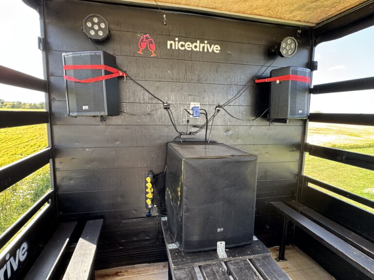 Indvendig visning af Nicedrive studentervogn, model ‘Energizer’, til studenterkørsel, siddepladser, stripperstang, kopholder, discolys og musikanlæg, tilgængelig og ledig til en billig pris