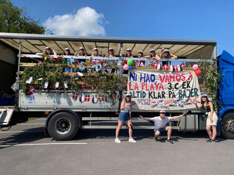 Festlig Nicedrive studentervogn, model ‘Energizer’, fyldt med glade studenter til studenterkørsel, tilgængelig til en billig pris