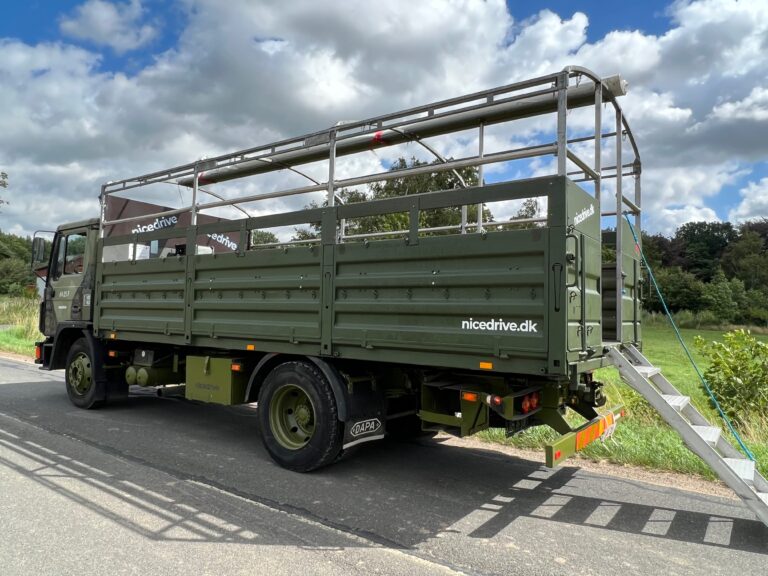 Studentervogn fra Nicedrive, model ‘Party Non-Stop’, klar til studenterkørsel til en billig pris, ideel til festlig transport af studenter på en solrig dag