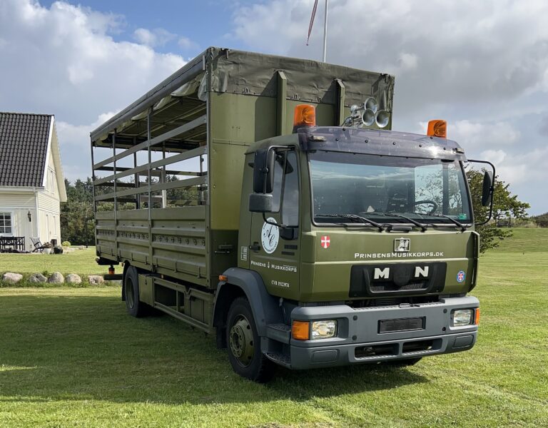 Studentervogn fra Nicedrive, model ‘Party Promillen’, klar til studenterkørsel til en billig pris, ideel til festlig transport af studenter på en solrig dag