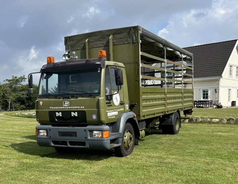 Studentervogn fra Nicedrive, model ‘Party Promillen’, klar til studenterkørsel til en billig pris, ideel til festlig transport af studenter på en solrig dag