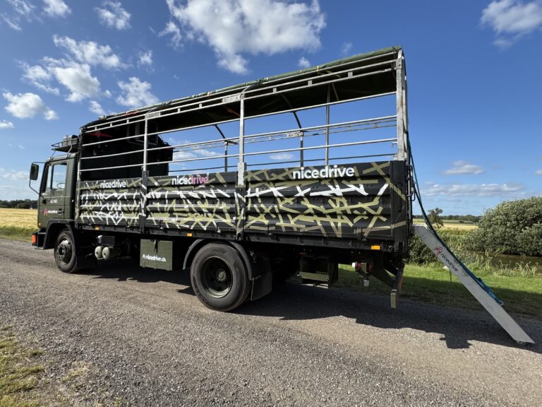 Studentervogn fra Nicedrive, model ‘Party Uartig’, klar til studenterkørsel til en billig pris, ideel til festlig transport af studenter på en solrig dag