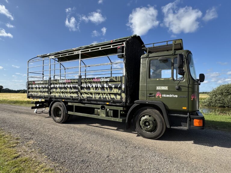 Studentervogn fra Nicedrive, model ‘Party Uartig’, klar til studenterkørsel til en billig pris, ideel til festlig transport af studenter på en solrig dag