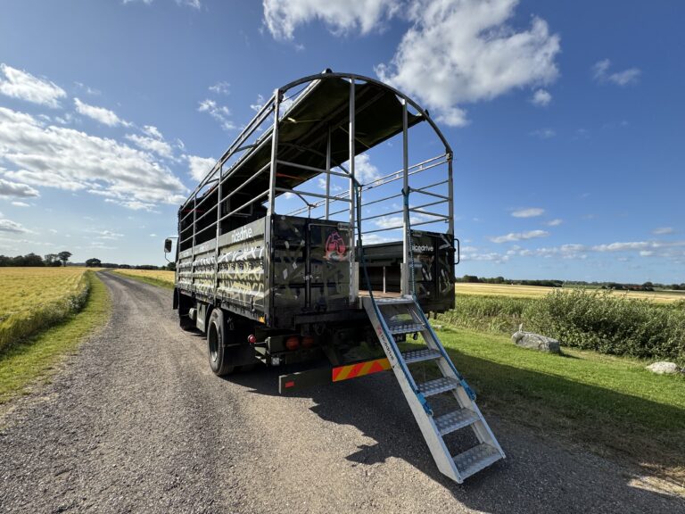 Studentervogn fra Nicedrive, model ‘Party Uartig’, klar til studenterkørsel til en billig pris, ideel til festlig transport af studenter på en solrig dag