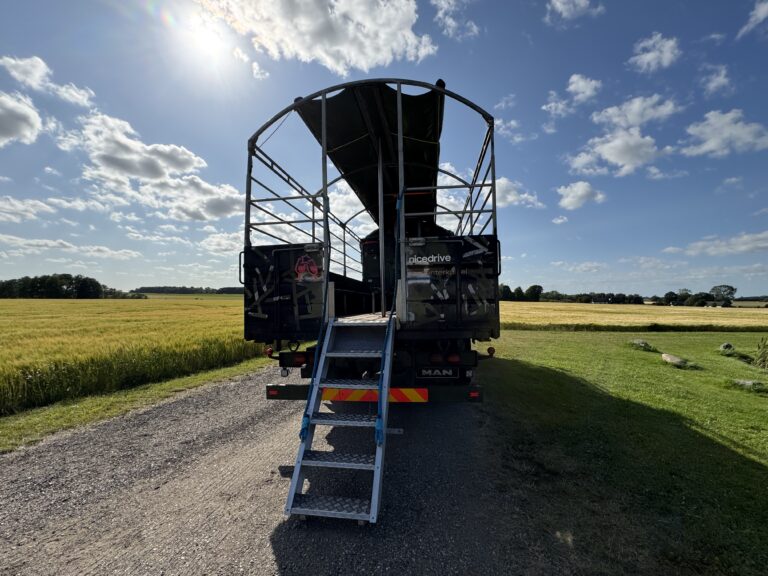 Studentervogn fra Nicedrive, model ‘Party Uartig’, klar til studenterkørsel til en billig pris, ideel til festlig transport af studenter på en solrig dag