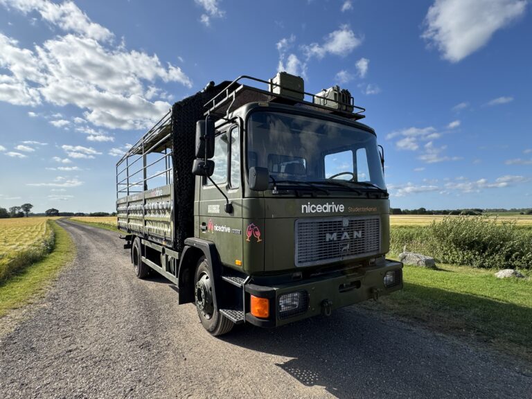 Studentervogn fra Nicedrive, model ‘Party Uartig’, klar til studenterkørsel til en billig pris, ideel til festlig transport af studenter på en solrig dag