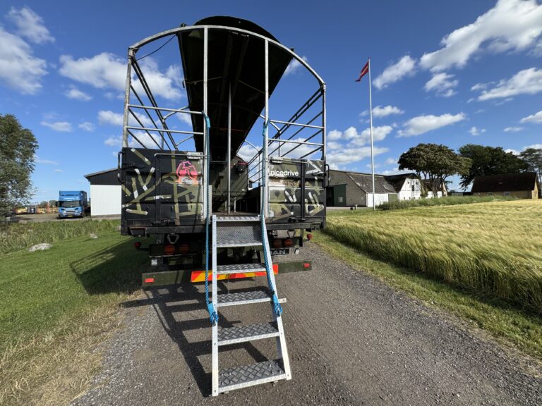 Studentervogn fra Nicedrive, model ‘Party Uartig’, klar til studenterkørsel til en billig pris, ideel til festlig transport af studenter på en solrig dag