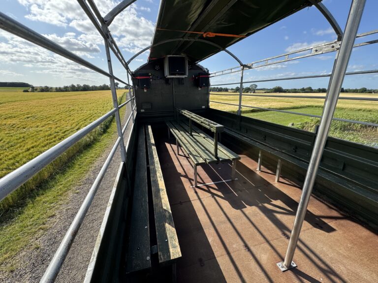 ndvendig visning af Nicedrive studentervogn, model ‘Party Uartig’, til studenterkørsel, siddepladser, stripperstang, kopholder, discolys og musikanlæg, tilgængelig og ledig til en billig pris