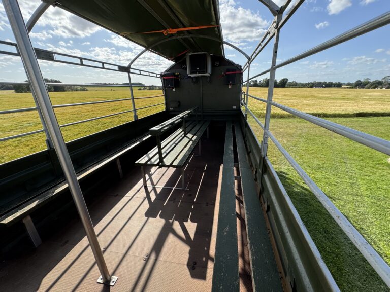 ndvendig visning af Nicedrive studentervogn, model ‘Party Uartig’, til studenterkørsel, siddepladser, stripperstang, kopholder, discolys og musikanlæg, tilgængelig og ledig til en billig pris