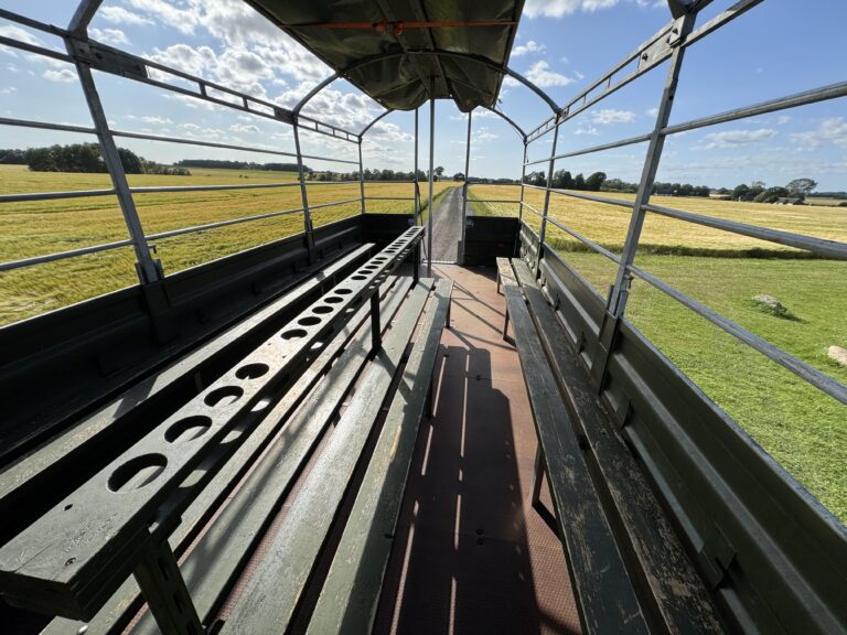 Indvendig visning af Nicedrive studentervogn, model ‘Party Uartig’, til studenterkørsel, siddepladser, stripperstang, kopholder, discolys og musikanlæg, tilgængelig og ledig til en billig pris