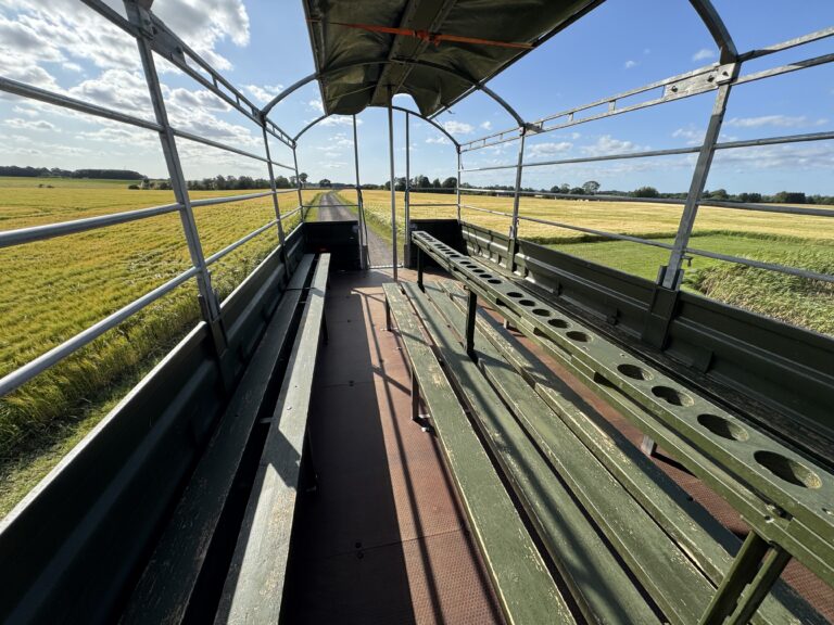 Indvendig visning af Nicedrive studentervogn, model ‘Party Uartig’, til studenterkørsel, siddepladser, stripperstang, kopholder, discolys og musikanlæg, tilgængelig og ledig til en billig pris