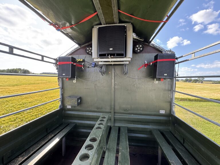 Indvendig visning af Nicedrive studentervogn, model ‘Party Uartig’, til studenterkørsel, siddepladser, stripperstang, kopholder, discolys og musikanlæg, tilgængelig og ledig til en billig pris