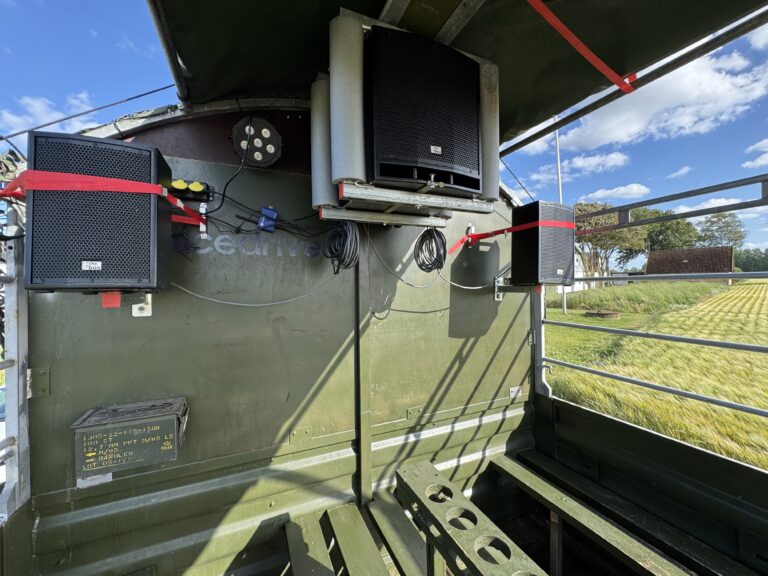 Indvendig visning af Nicedrive studentervogn, model ‘Party Uartig’, til studenterkørsel, siddepladser, kopholder, discolys og musikanlæg, tilgængelig og ledig til en billig pris