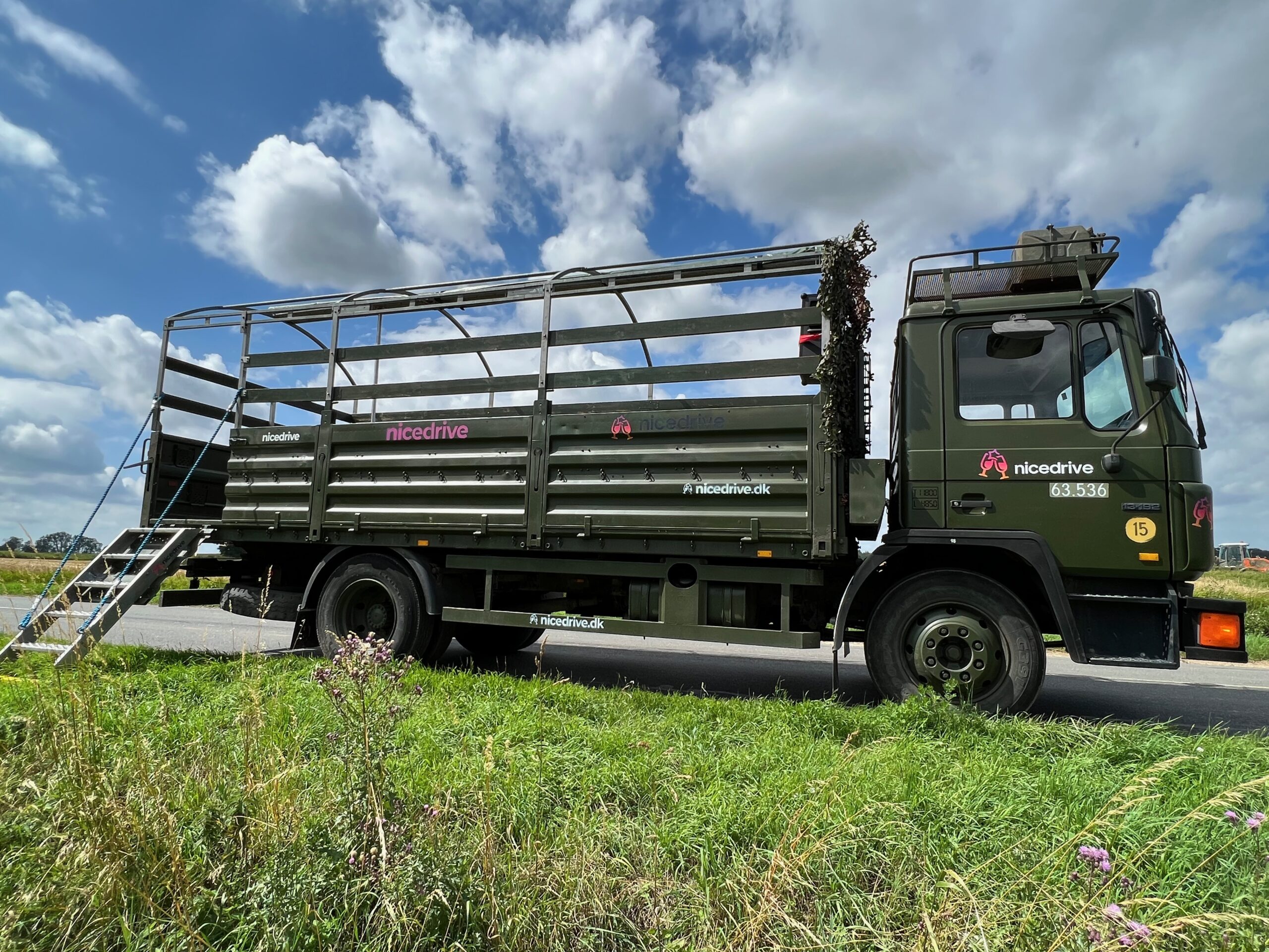 Studentervogn fra Nicedrive, model ‘Partybomb’, klar til studenterkørsel til en billig pris, ideel til festlig transport af studenter på en solrig dag