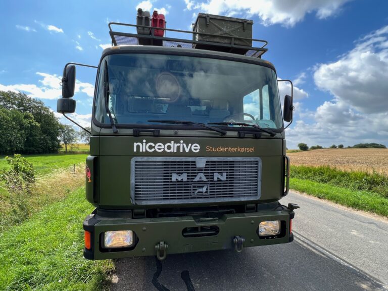 Studentervogn fra Nicedrive, model ‘Partybomb’, klar til studenterkørsel til en billig pris, ideel til festlig transport af studenter på en solrig dag