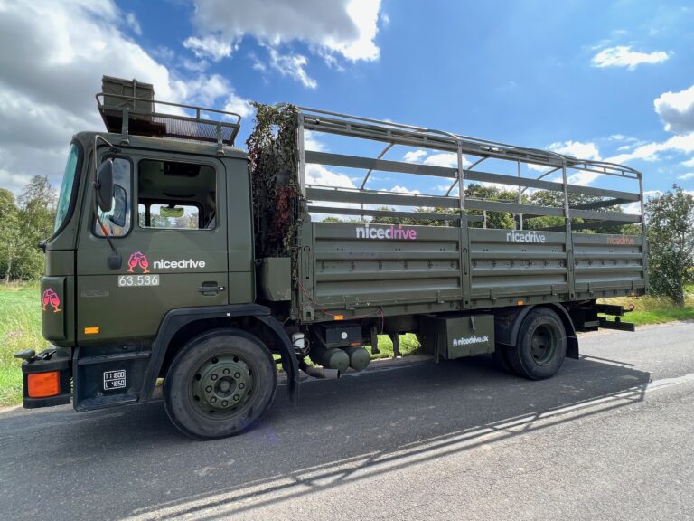 Studentervogn fra Nicedrive, model ‘Partybomb’, klar til studenterkørsel til en billig pris, ideel til festlig transport af studenter på en solrig dag
