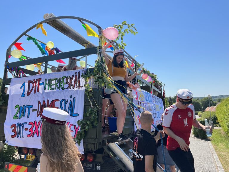 Festlig Nicedrive studentervogn, model ‘Powershot’, fyldt med glade studenter til studenterkørsel, tilgængelig til en billig pris