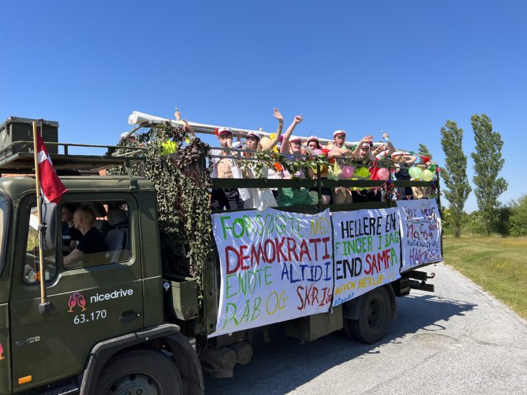 Festlig Nicedrive studentervogn, model ‘Powershot’, fyldt med glade studenter til studenterkørsel, tilgængelig til en billig pris