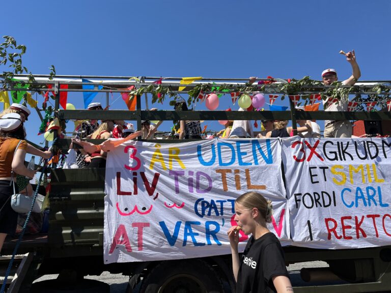 Festlig Nicedrive studentervogn, model ‘Powershot’, fyldt med glade studenter til studenterkørsel, tilgængelig til en billig pris