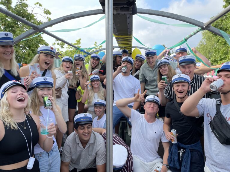 Festlig Nicedrive studentervogn, model ‘Powershot’, fyldt med glade studenter til studenterkørsel, tilgængelig til en billig pris