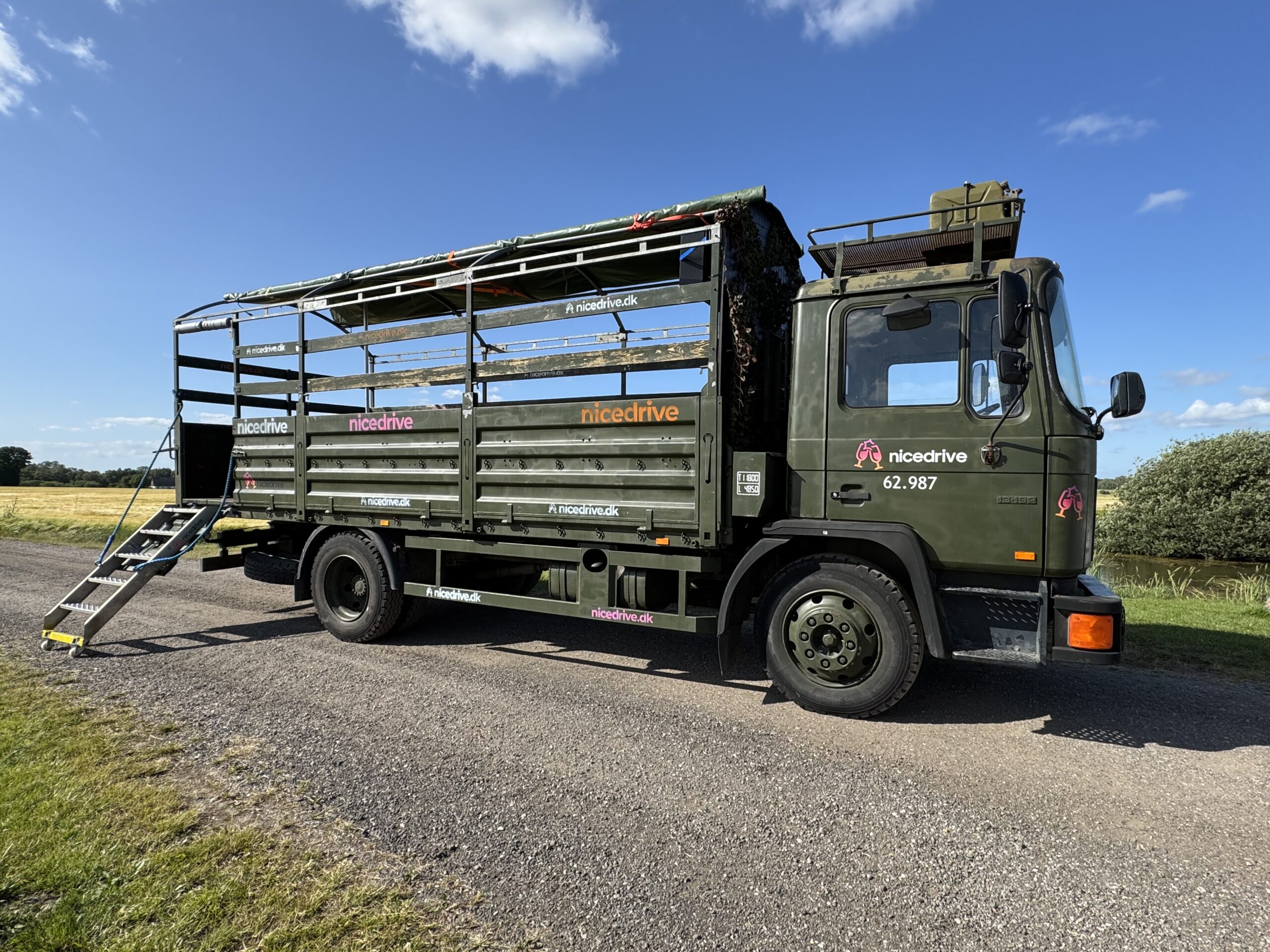 Studentervogn fra Nicedrive, model ‘Powershot’, klar til studenterkørsel til en billig pris, ideel til festlig transport af studenter på en solrig dag