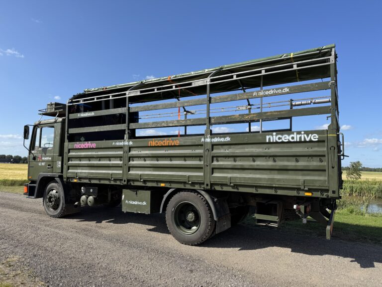 Studentervogn fra Nicedrive, model ‘Powershot’, klar til studenterkørsel til en billig pris, ideel til festlig transport af studenter på en solrig dag