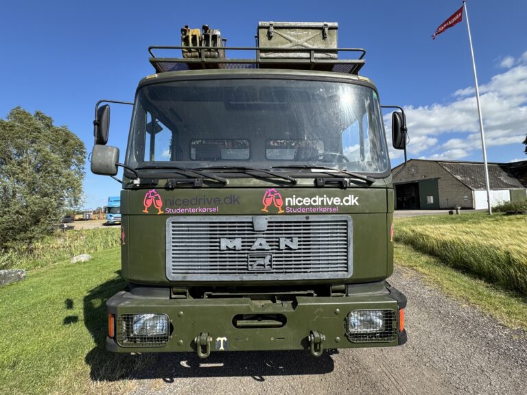 Studentervogn fra Nicedrive, model ‘Powershot’, klar til studenterkørsel til en billig pris, ideel til festlig transport af studenter på en solrig dag