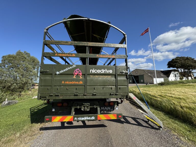 Studentervogn fra Nicedrive, model ‘Powershot’, klar til studenterkørsel til en billig pris, ideel til festlig transport af studenter på en solrig dag