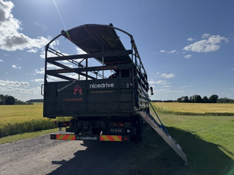 Studentervogn fra Nicedrive, model ‘Powershot’, klar til studenterkørsel til en billig pris, ideel til festlig transport af studenter på en solrig dag