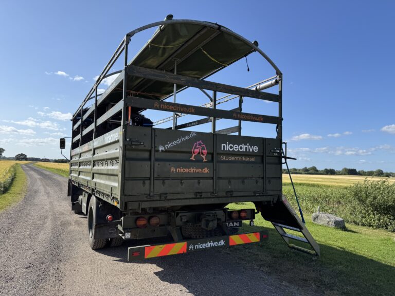 Studentervogn fra Nicedrive, model ‘Powershot’, klar til studenterkørsel til en billig pris, ideel til festlig transport af studenter på en solrig dag