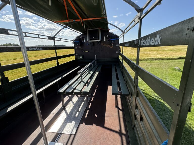 Indvendig visning af Nicedrive studentervogn, model ‘Powershot’, til studenterkørsel, siddepladser, stripperstang, kopholder, discolys og musikanlæg, tilgængelig og ledig til en billig pris