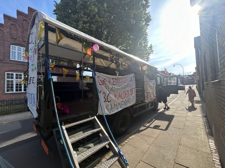 Studentervogn fra Nicedrive, model ‘Powershot’, klar til studenterkørsel til en billig pris, ideel til festlig transport af studenter på en solrig dag