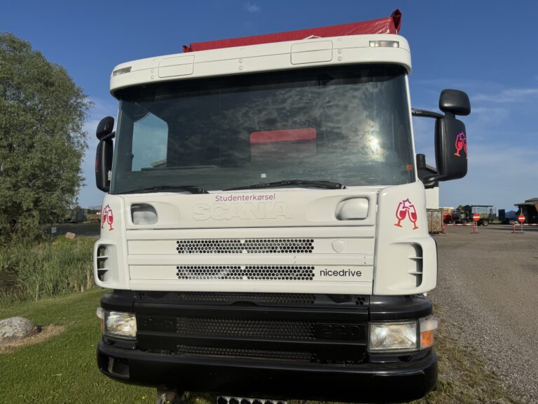 Studentervogn fra Nicedrive, model ‘Party Perlen’, klar til studenterkørsel til en billig pris, ideel til festlig transport af studenter på en solrig dag