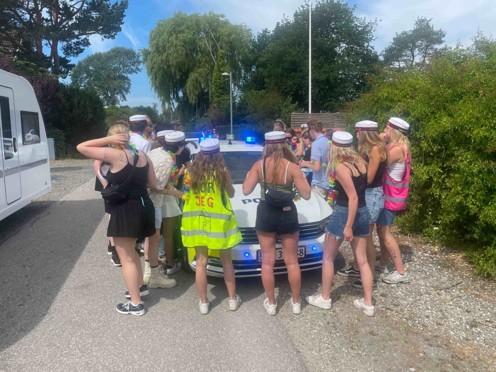 Studenterkørsel Køge - Nicedrive studentervogn med festende studenter på ruten
