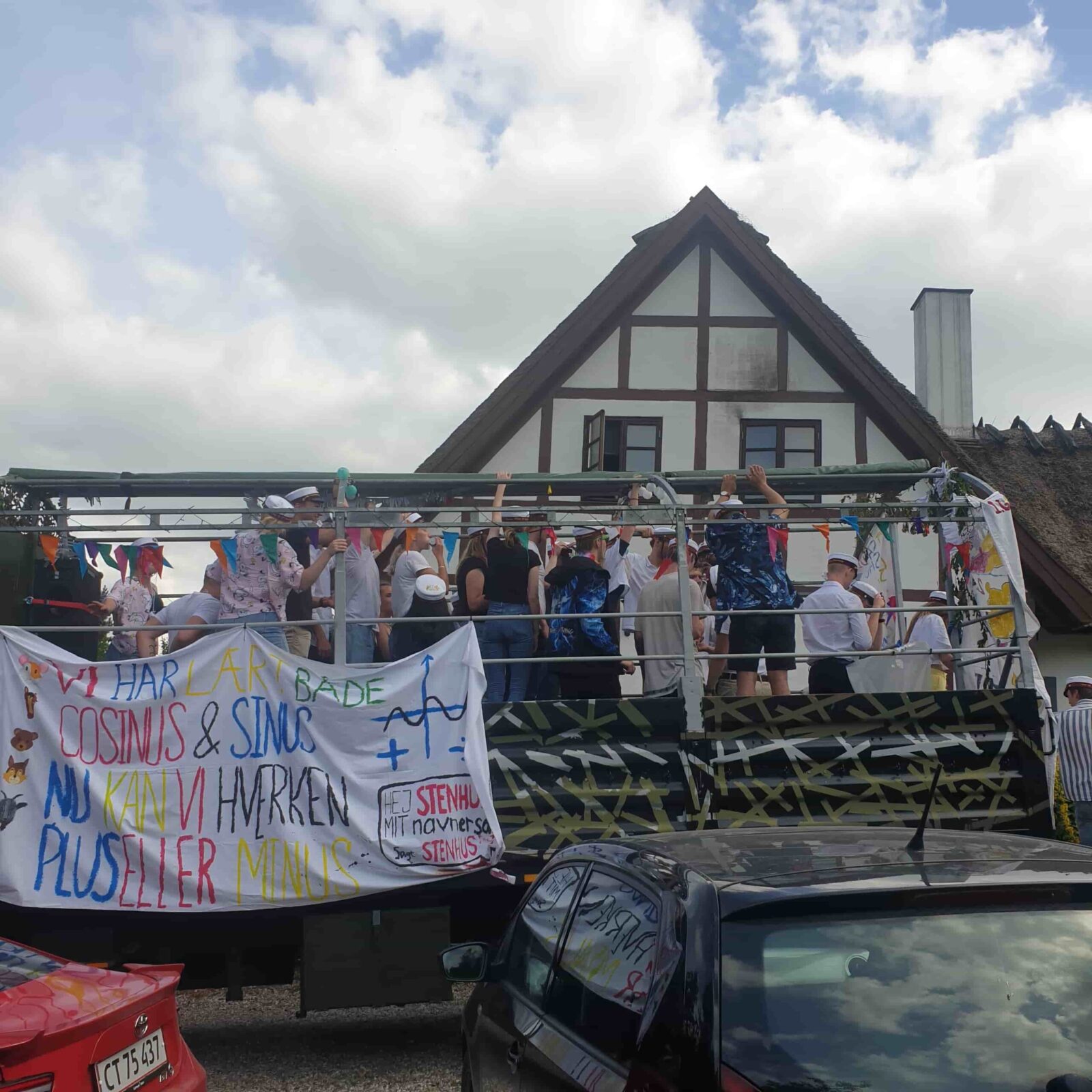 Studenterkørsel Haslev med pyntet Nicedrive studentervogn og festende studenter