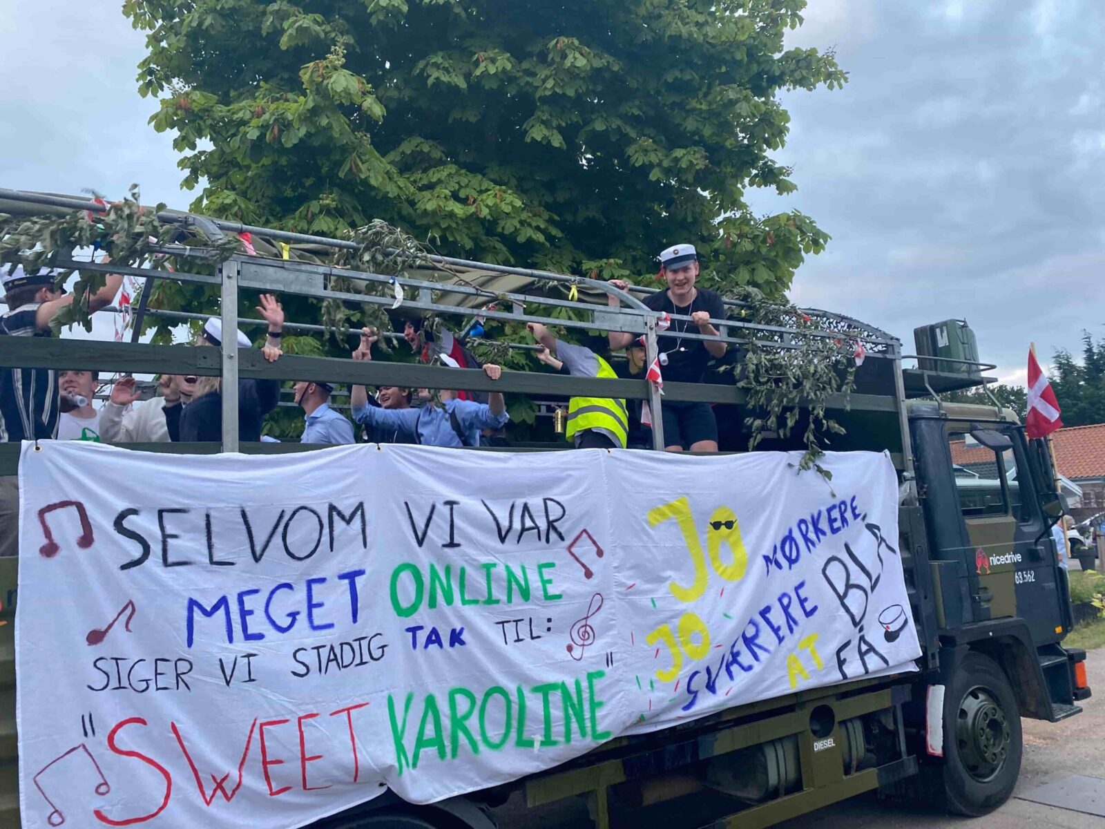 Studenterkørsel Helsingør - Nicedrive studentervogn fyldt med festende studenter