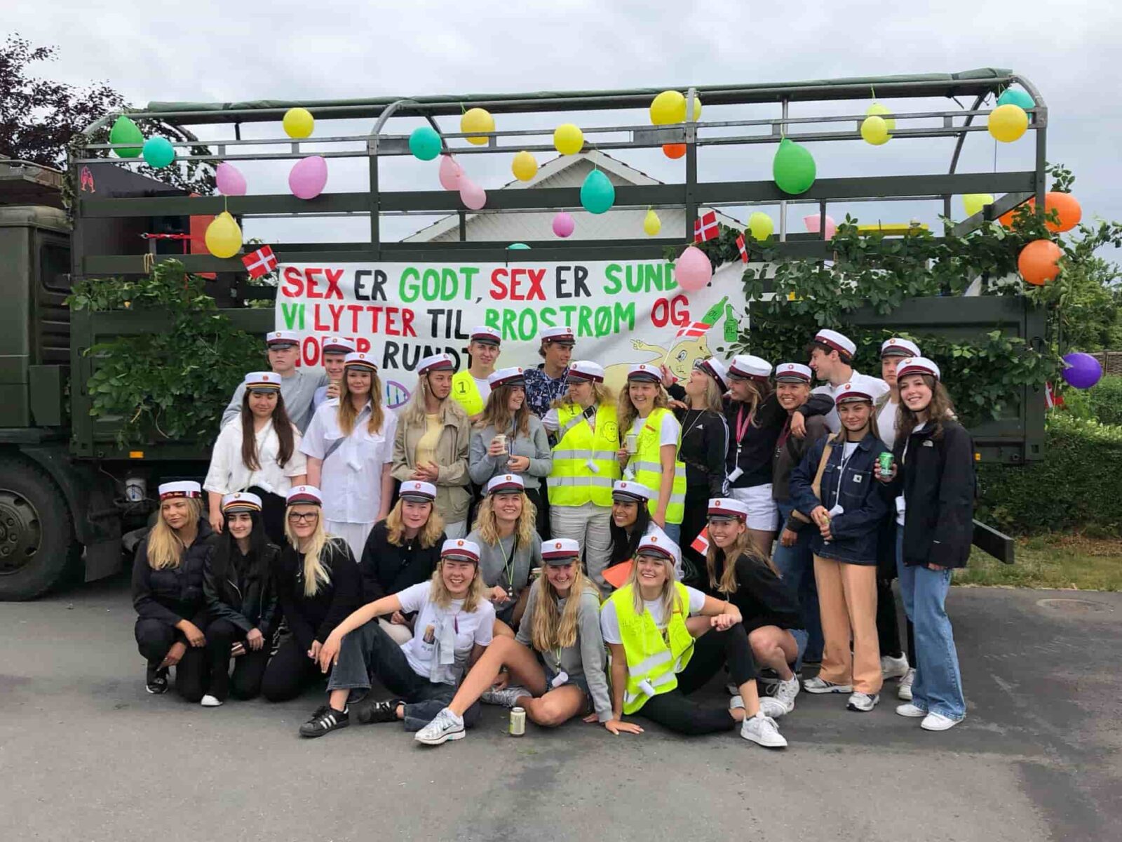 Studenterkørsel Helsingør med Nicedrive - hele klassen klar til studenterkørsel