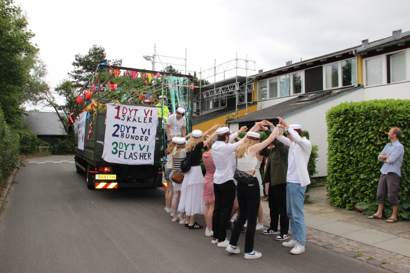 Studenterkørsel Høng - Nicedrive studentervogn med studenter klar til fest