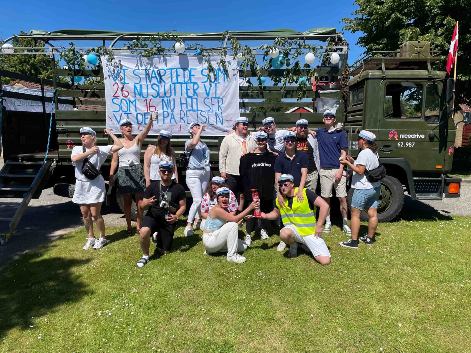 Studenterkørsel Høng - Nicedrive studentervogn med glad klasse foran