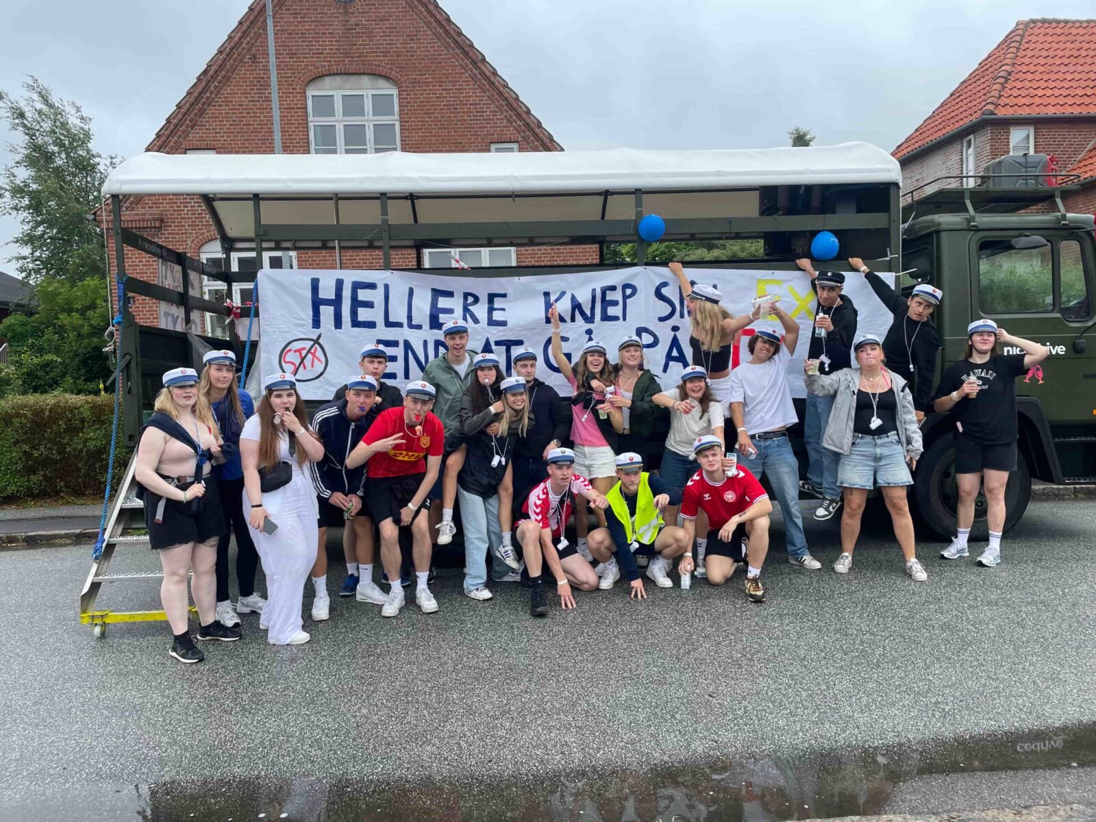 Studenterkørsel København med Nicedrive - hele klassen klar til studenterkørsel