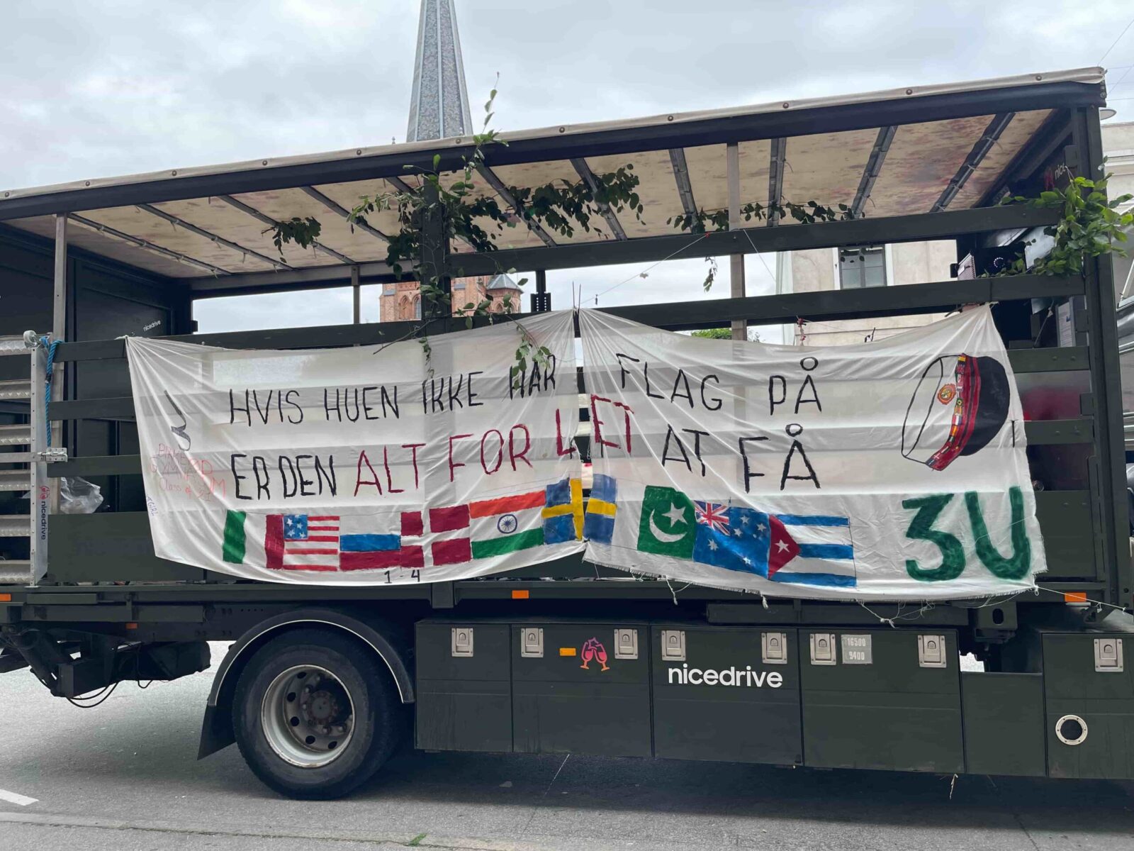 Studenterkørsel Næstved med hjemmelavet banner på Nicedrive studentervogn
