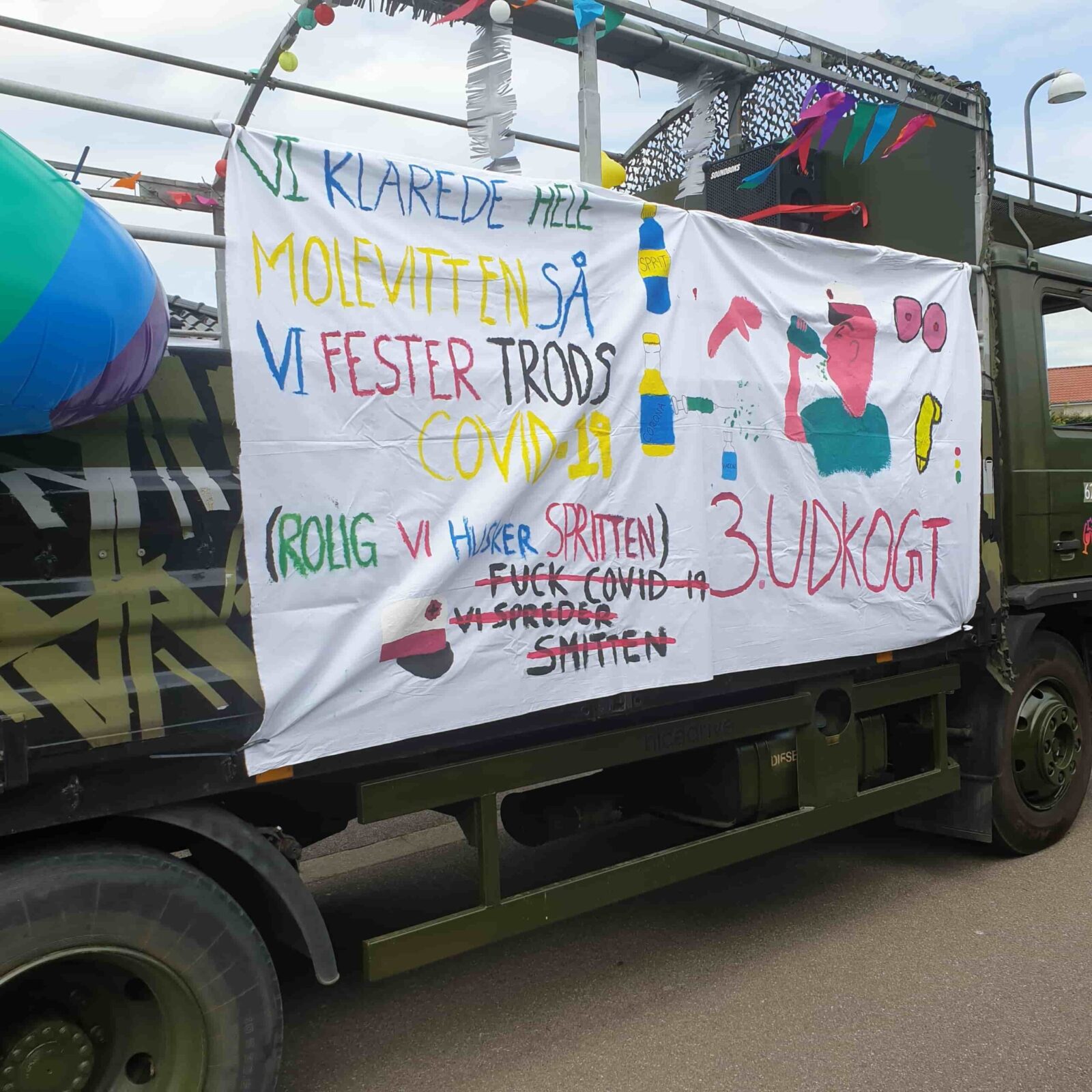 Studenterkørsel Næstved med pyntet Nicedrive studentervogn og klassebanner