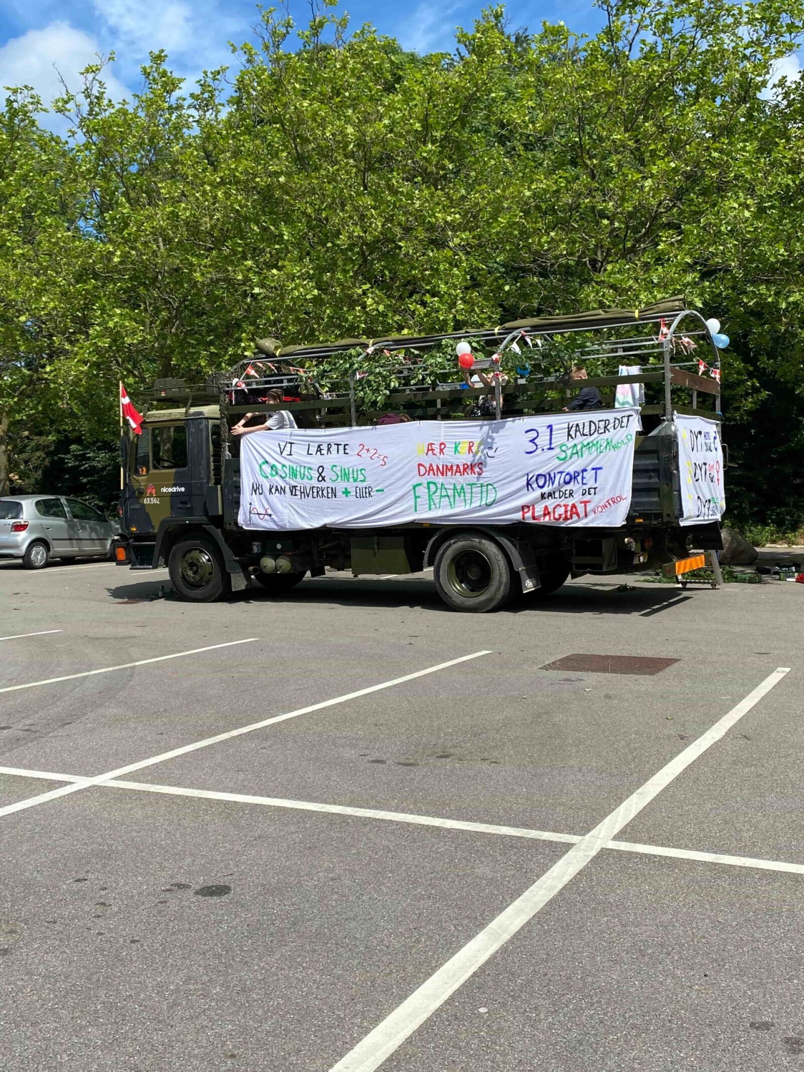 Studenterkørsel Ringsted - Nicedrive studentervogn pyntet med bannere og flag