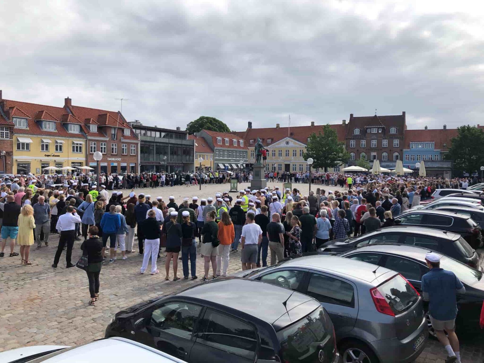Studenterkørsel Ringsted - studenter samlet på Torvet foran Rådhuset