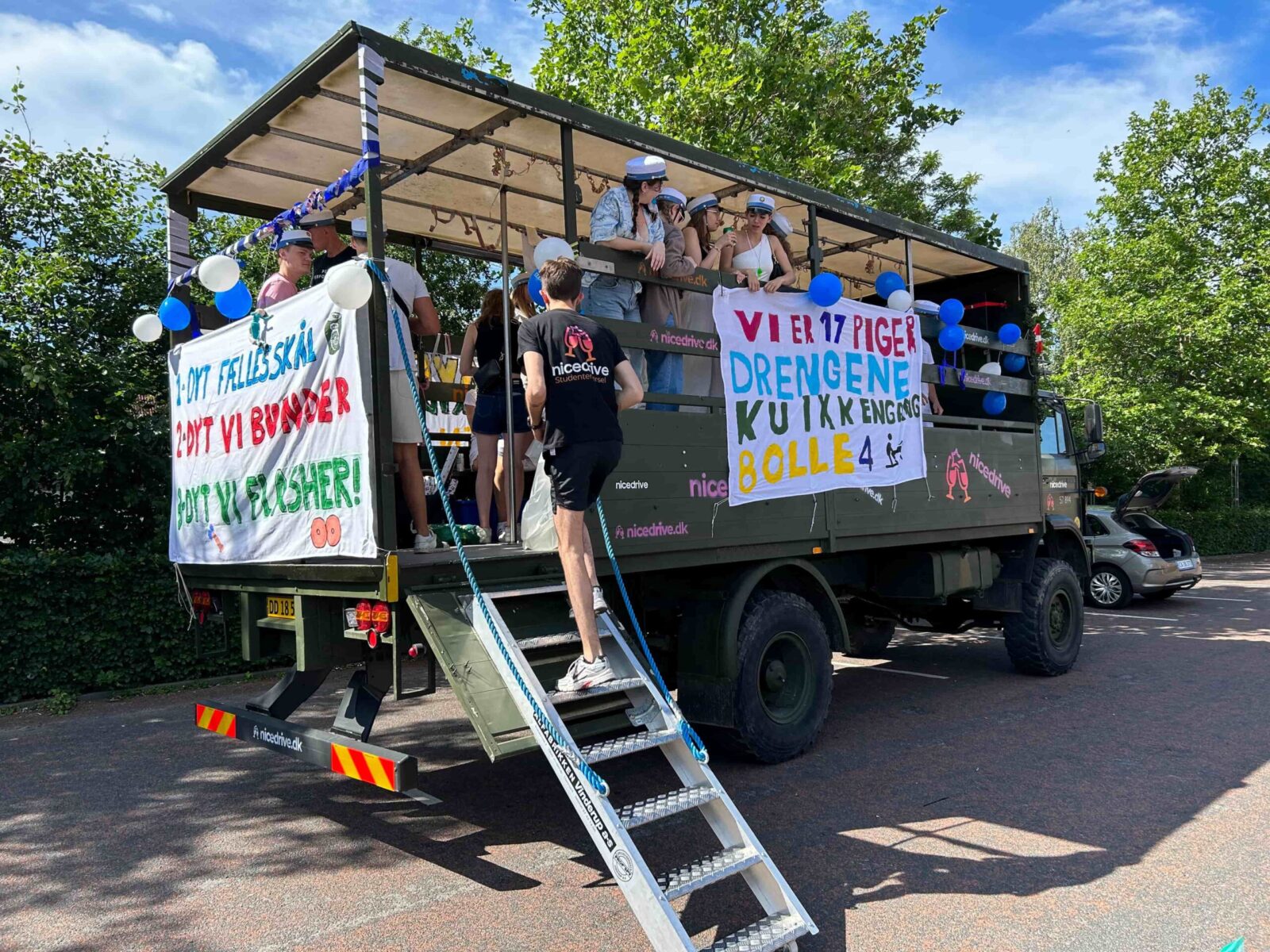 Studenterkørsel Roskilde - Nicedrive studentervogn fyldt med festende studenter