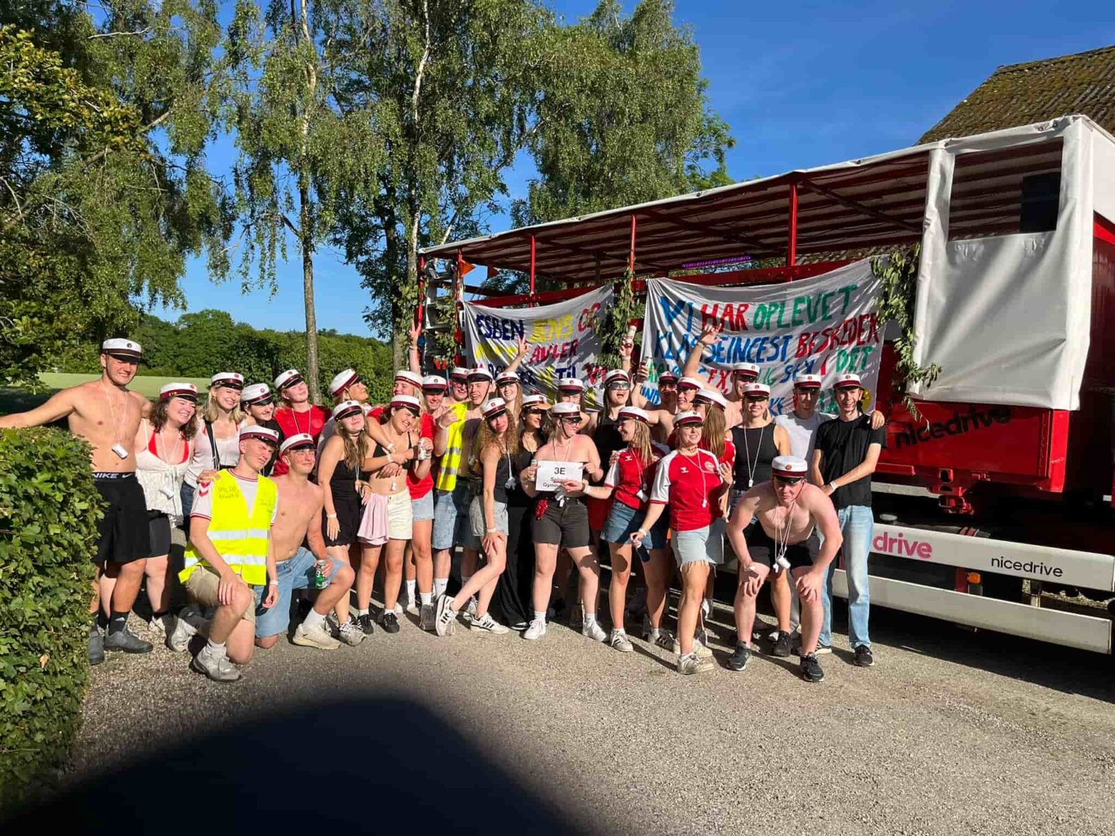 Studenterkørsel Roskilde med Nicedrive - hele klassen klar til studenterkørsel