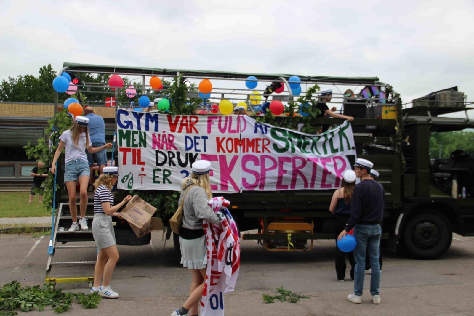 Studenterkørsel Slagelse - Nicedrive studentervogn bliver pyntet med balloner og banner før afgang