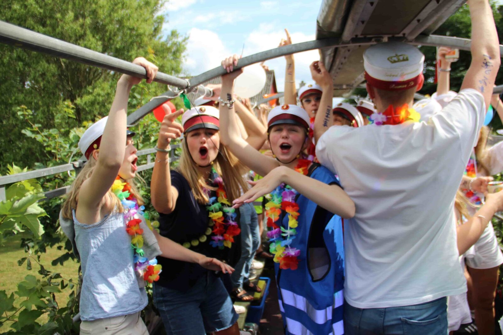 Studenterkørsel Solrød - Nicedrive studentervogn fyldt med festende studenter